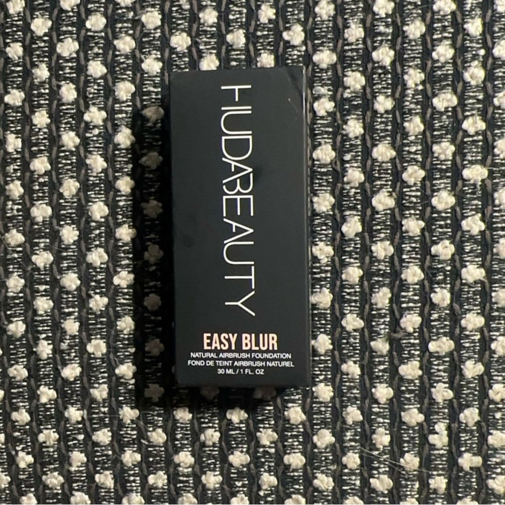 NIB Huda Beauty Easy Blur Natural Airbrush Foundation. Cinnamon 440G